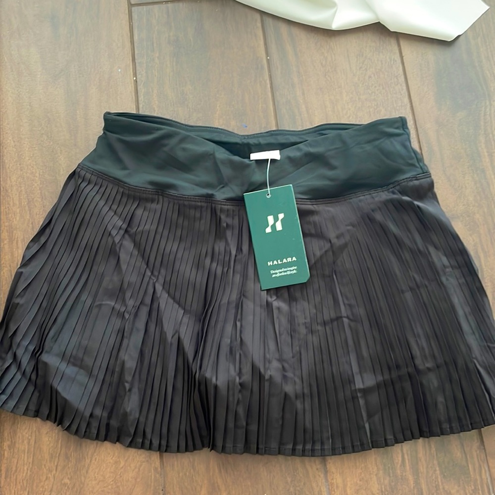 Black pleated Halara tennis skirt!